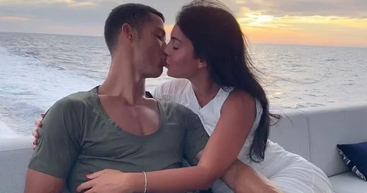 Bir gün iş yerinde mecburen mesaiye kaldı... Sadece para değil peri masalı gibi bir aşk kazandı