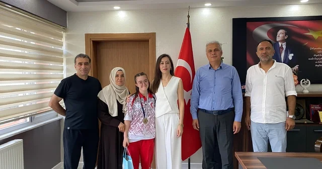 Dünya Üçüncüsü ve Türkiye Şampiyonu Zeynep Tuncay dan İlçe Millî Eğitim Müdürlüğüne ziyaret Zonguldak Haberleri Habertürk Yerel Haberler
