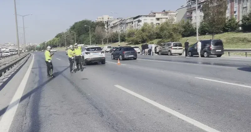 Sultangazi TEM Otoyolu’nda 10 aracın karıştığı zincirleme kaza
