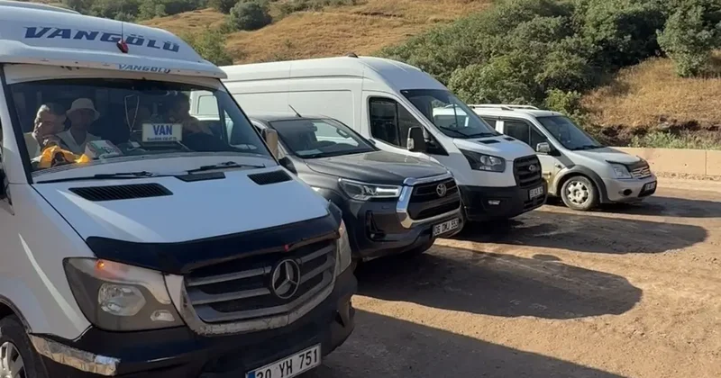 Yüksekova Van karayolundaki çalışmalar sırasında araç kuyruğu oluştu