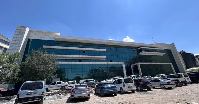 Van Büyükşehir Belediyesinin milyonluk yatırımı yılan hikayesine döndü Van ın milyonluk otoparkı AVM ye dönüştürüldü, o da açılamadı Van Haberleri Habertürk Yerel Haberler