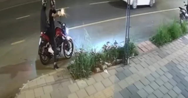 Aynı yerde ikinci saldırı: Kasklı şüpheli iş yerine peş peşe ateş açtı Mersin Haberleri Habertürk Yerel Haberler