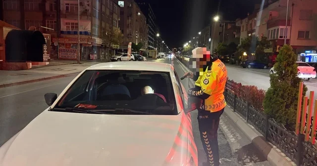 Kayseri de otomobiliyle uyuyakalan sürücüye 25 bin TL idari para cezası yazıldı Yolun ortasında sızan alkollü sürücü, uyandırıldıktan sonra geri uyudu Kayseri Haberleri Habertürk Yerel Haberler