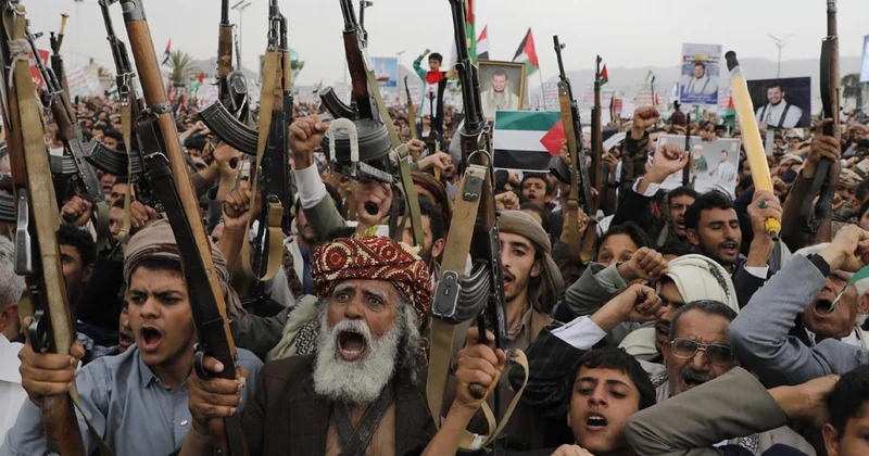 Husilerden Suudi Arabistan a büyük saldırı! Kritik üs hedefte