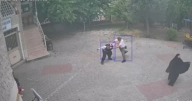 Camide yardım parası kavgası: Cuma paralarının kaydını isteyen müezzine imam yumruklarla saldırdı