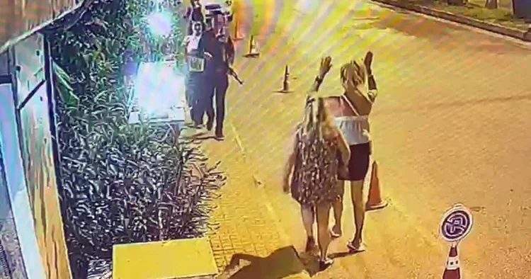 Turizm merkezinde Kalaşnikof paniği: Sokakta dolaşan kişi yakalandı, silah oyuncak çıktı