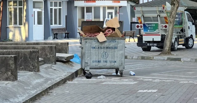 Fuarda satılan sucukların çöpteki görüntüsü herkesi huzursuz etti Balıkesir Haberleri Habertürk Yerel Haberler