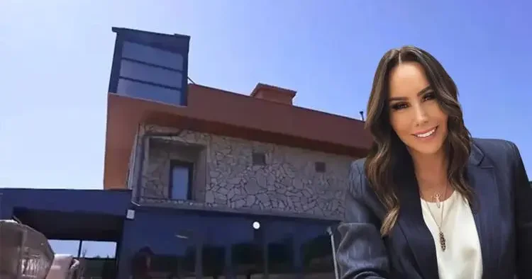 Yalova ya taşınmıştı! Asena nın 3 katlı lüks evi göz kamaştırdı