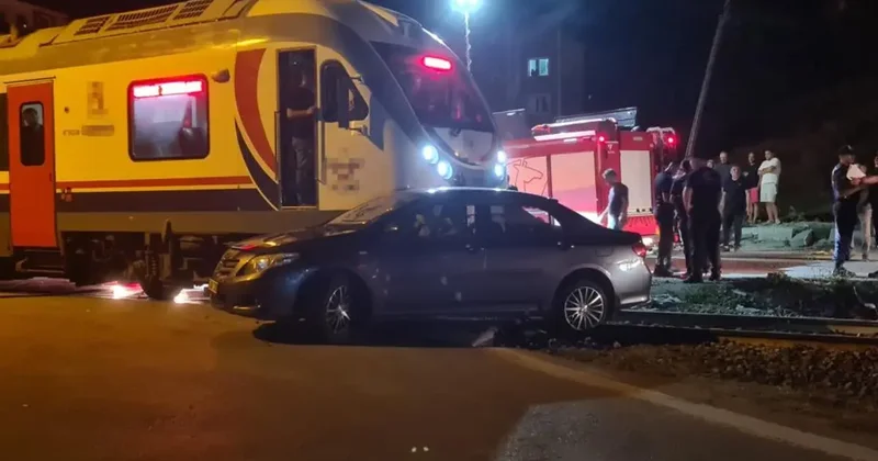 Zonguldak’ta yolcu treni otomobille çarpıştı: 5 yaralı
