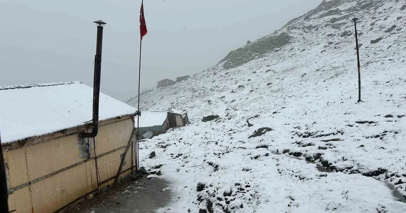 Rize Çamlıhemşin de Eylül karı Kaçkar ve Altıparmak Dağları nı beyaza bürüdü