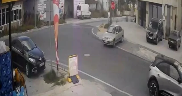 Geri manevra yaparken DUR tabelasına çarptı, öfkesini tabeladan çıkardı Tekirdağ Haberleri Habertürk Yerel Haberler