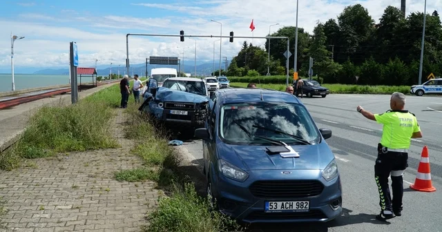 Yabancı plakalı cip, kırmızı ışıkta bekleyen 3 araca çarptı: 1 yaralı Rize Haberleri Habertürk Yerel Haberler