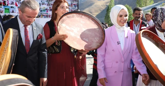 Bakan Göktaş: Güçlü aileler, güçlü gelecek demek Aile ve Sosyal Hizmetler Bakanı Mahinur Özdemir Göktaş, Hakkari de Aile Yılı Şenliği ne katıldı Hakkari Haberleri Habertürk Yerel Haberler