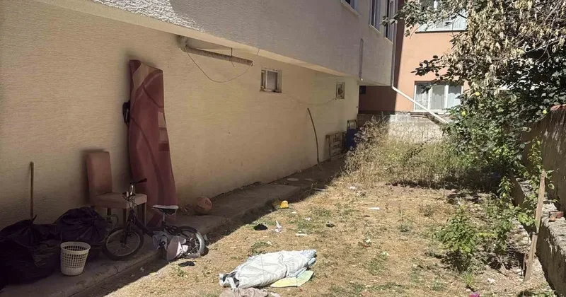 Eskişehir’de 3’üncü kattaki balkondan aşağıya düşen 4 yaşındaki çocuk yaralandı
