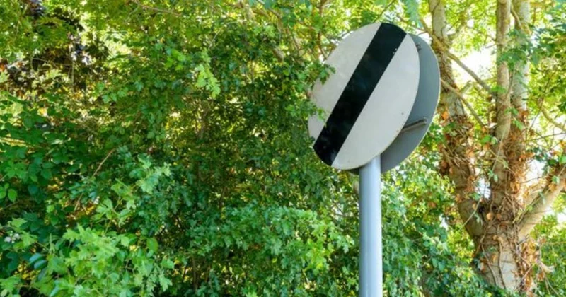 Bu trafik levhasını görenin kafası karışıyor: Yıllardır ehliyeti olan bile yanlış biliyor Sözcü Gazetesi