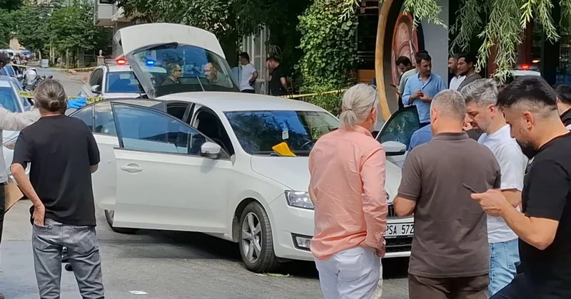 Sancaktepe de silahlı saldırıda otomobil sürücüsü hayatını kaybetti, 18 kovan bulundu
