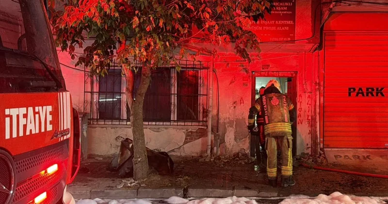 İstanbul da metruk binada başlayan yangın apartmana sıçradı