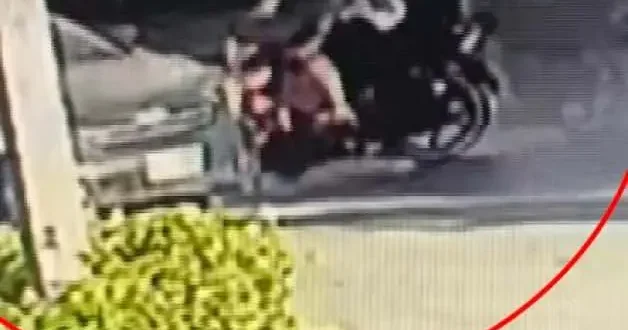 Antalya da feci kaza kamerada: Otomobil ile motosiklet çarpıştı: 1 yaralı