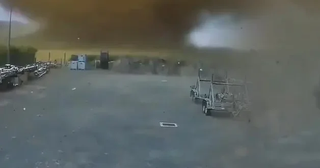 Fransa da korkutan hortum kameraya yansıdı
