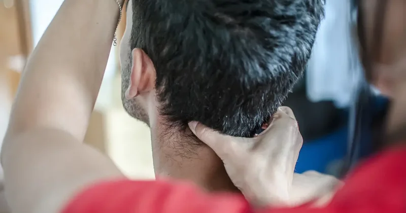 Boynunu kütlettikten sonra hayatını kaybetti! Sahte terapist tutuklandı
