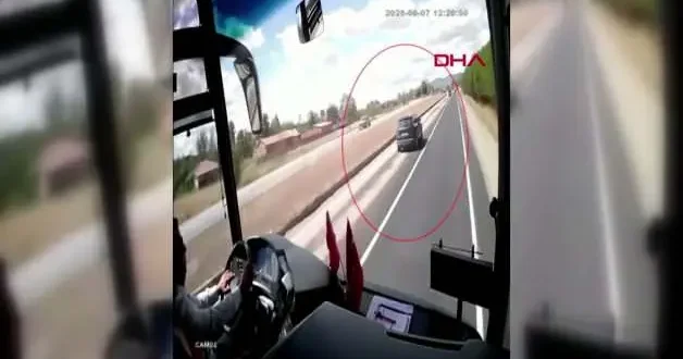 Otomobil ile çarpışan traktör ikiye bölündü
