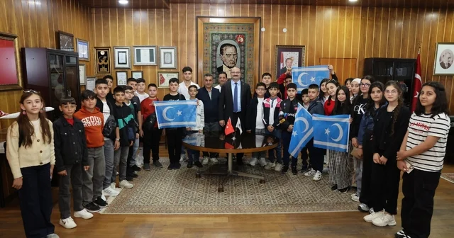 Kerkük ten Erzurum a uzanan eğitim köprüsü: Başarılı öğrenciler Rektör Hacımüftüoğlu nun misafiri oldu Erzurum Haberleri Habertürk Yerel Haberler