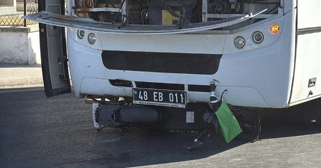 Muğla da elektrikli bisiklet otobüsün altında kaldı: 1 yaralı Muğla Haberleri Habertürk Yerel Haberler