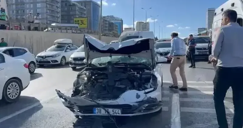 Beylikdüzün de 3 aracın karıştığı zincirleme kaza; yaralılar var