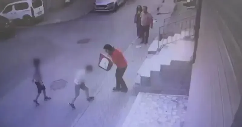 Küçükçekmece de 1 i çocuk 2 kişinin yaralandığı silahlı kavga kamerada