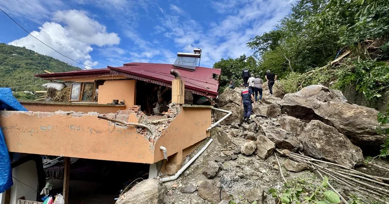 Trabzon da heyelan: 1 evin çatısı yıkıldı, 2 ev tahliye edildi