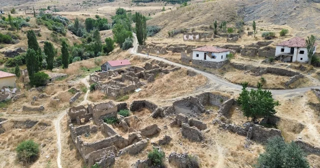 Göç nedeniyle terk edilen köyde yalnızca bir aile yaşıyor Sivas Haberleri Habertürk Yerel Haberler