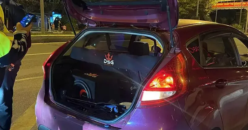 Otomobilinde yüksek ses sistemi bulunan sürücüye 24 bin lira ceza