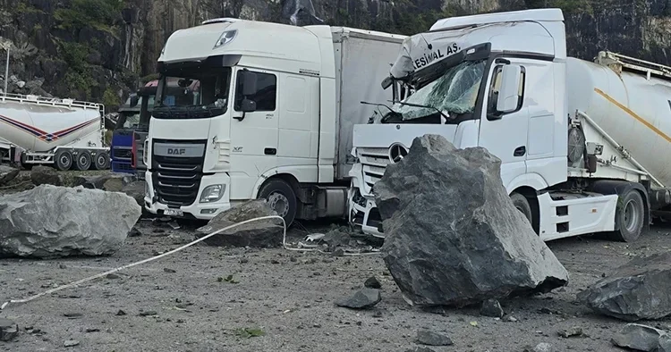 TIR parkında facia: Yamaçtan kopan kayalar araçların üzerine düştü