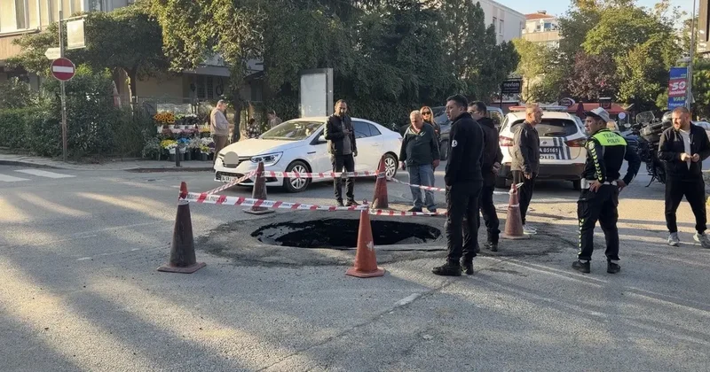 Beşiktaş’ta ana caddede yol çöktü, trafik aksadı