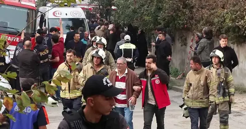 Maltepe de 3 katı çöken binanın enkazında yakınları bulunanların bekleyişi sürüyor