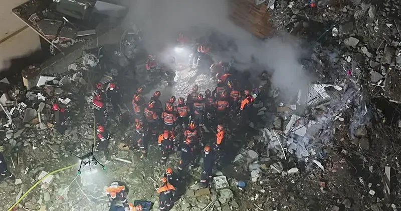 Maltepe de enkaz altındaki 3 kişiyi arama çalışmaları havadan görüntülendi