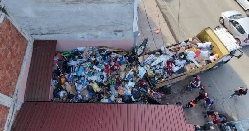 Kokusu tüm sokağa yayıldı: Evden 20 kamyon çöp çıktı!