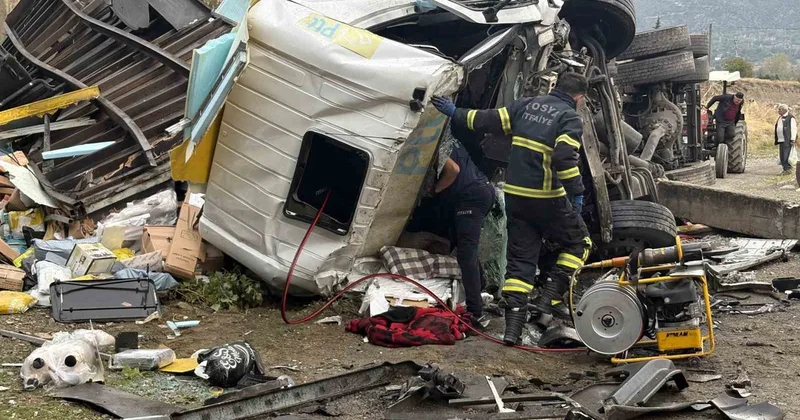 Tosya da kontrolden çıkan kargo kamyonu bariyerleri kırıp 25 metre aşağı düştü