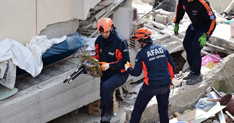 İstanbul Valisi Gül: Enkaz altında 3 kişi olduğunu düşünüyoruz