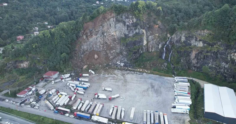 Hopa Esenkıyı Tır Parkı nda heyelan havadan görüntülendi, 1 kişi öldü, 8 tır hasar gördü.