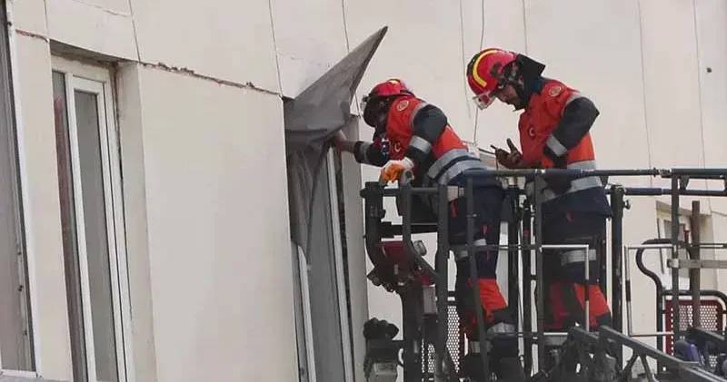 Maltepe de itfaiye ekipleri çökmeyen katları kontrol etti: Sesimi duyan var mı?