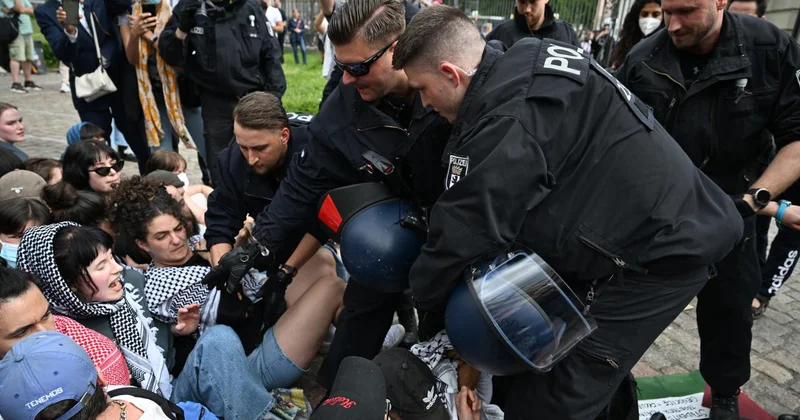 Berlin’de polis, Filistin’e destek gösterisine sert müdahale etti