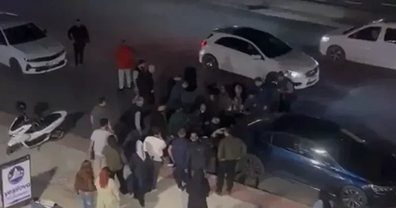 Otomobille çarpışan motosiklet, kontrolden çıkarak park halindeki başka otomobile çarptı: 2 yaralı