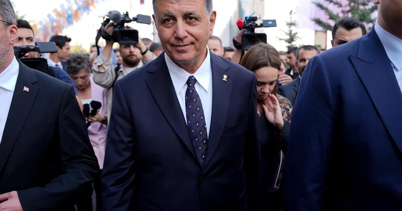 Cemil Tugay ın AK Parti ye geçmesi sonrası İzmir de ilk istifa
