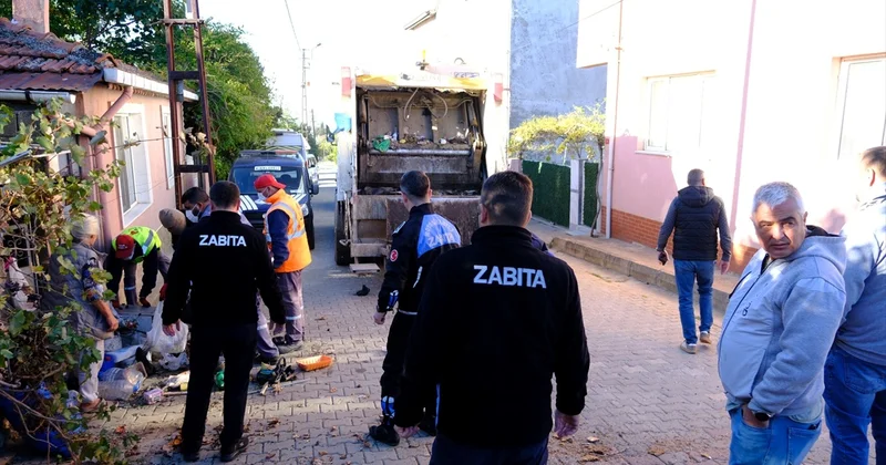 Kırklareli nde kötü koku ihbarı yapılan evden 8 kamyon atık taşındı