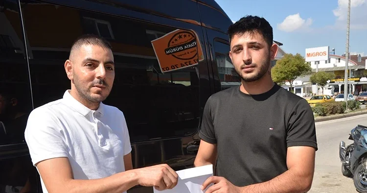 Motosikletle giderken cebindeki paraları düşürmüştü: Servis şoförü parayı sahibine ulaştırdı