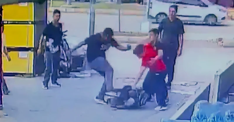Sokak ortasında vahşet! 2 çocuk yaşıtlarını tekme tokat dövüp yerlerde sürükledi