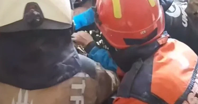 Maltepe’de çöken bina! Ekiplerin 7 yaşında kız çocuğunu kurtarma görüntüleri kamerada