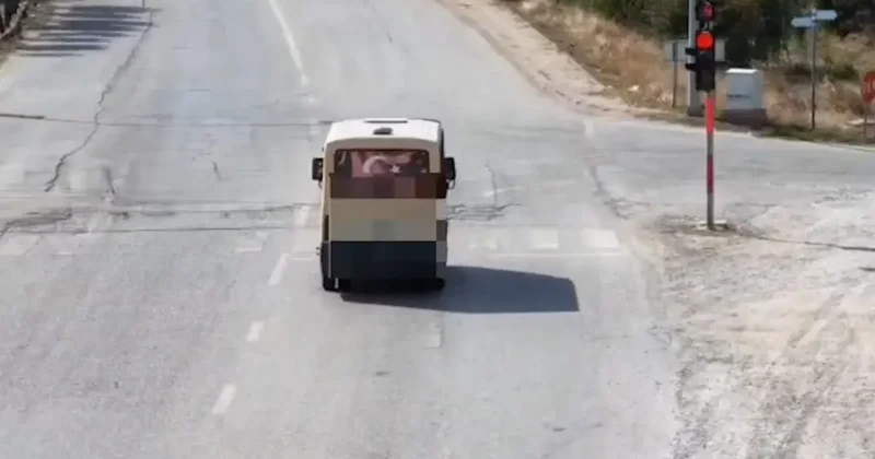 Kırmızı ışıkta geçip polisleri görünce yön değiştiren sürücü polis dronundan kaçamadı