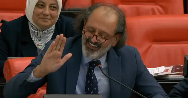 Cemil Tugay ın ardından AK Partili Hacıoğulları İzmir Marşı nı mırıldandı